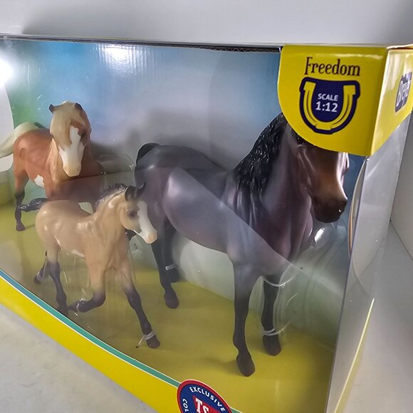 Breyer Wild Mustang Family Freedom Series 1:12 Scale TSC 2024 Horse - Picture 7 of 10